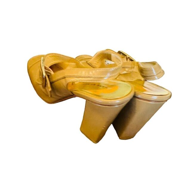 2/$25 - Marc Jacobs Tan Heels - Picture 11 of 11